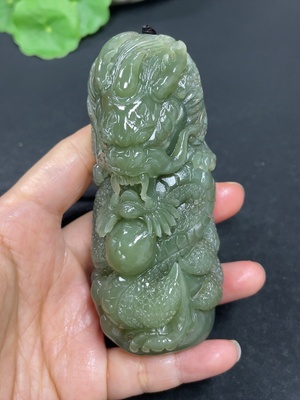 H42954519 和田玉手把件    龙    货品总重约（含绳）194.5g  配珠非和田玉
