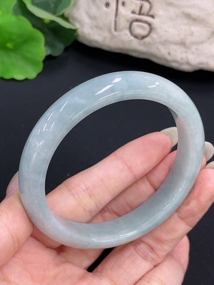 F42970486 翡翠正圈手镯 货品总重约47.24g  圈口56.6
