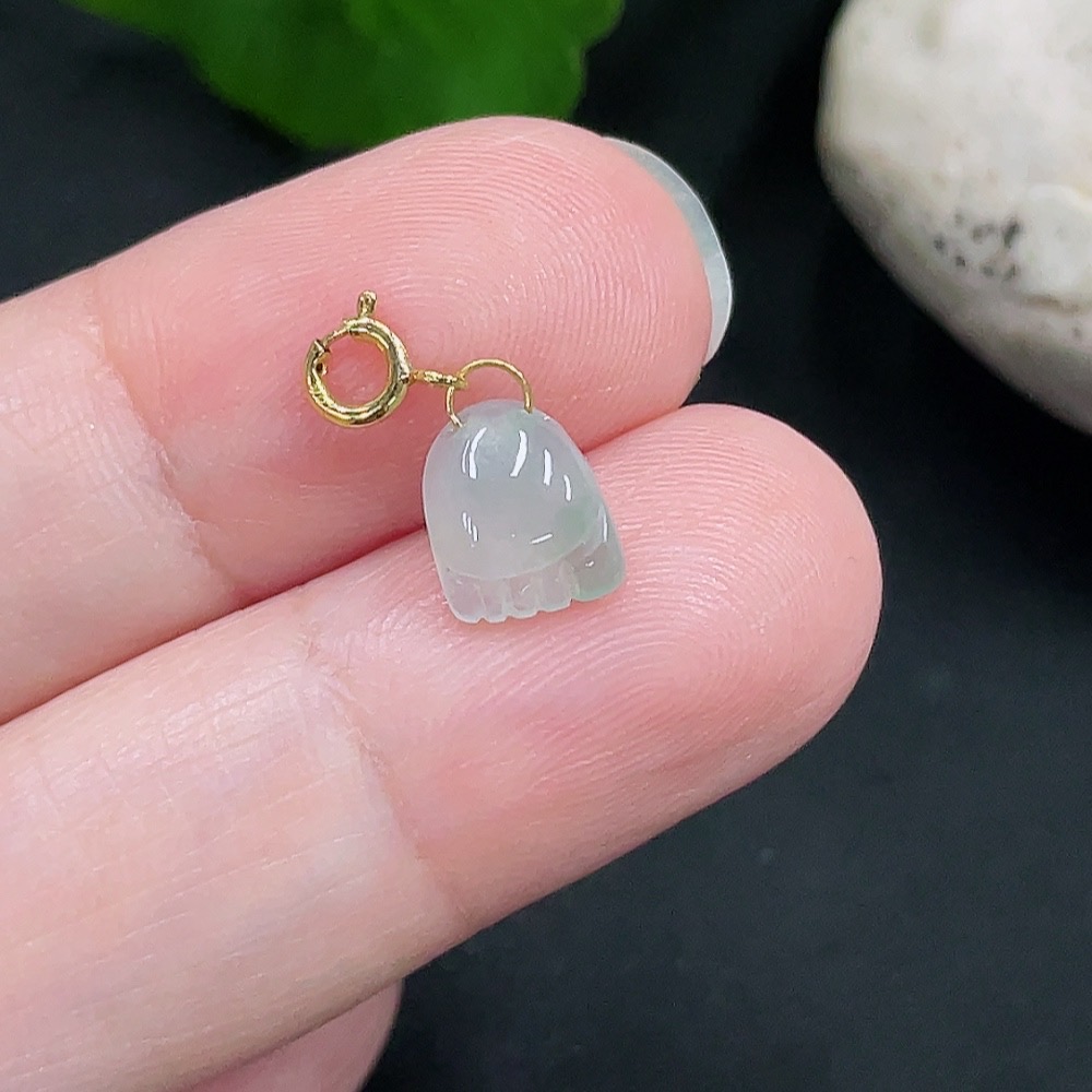 F30453661 Jadeite Pendant with 18K Gold Clasp, Total Weight Approx. 0.37g