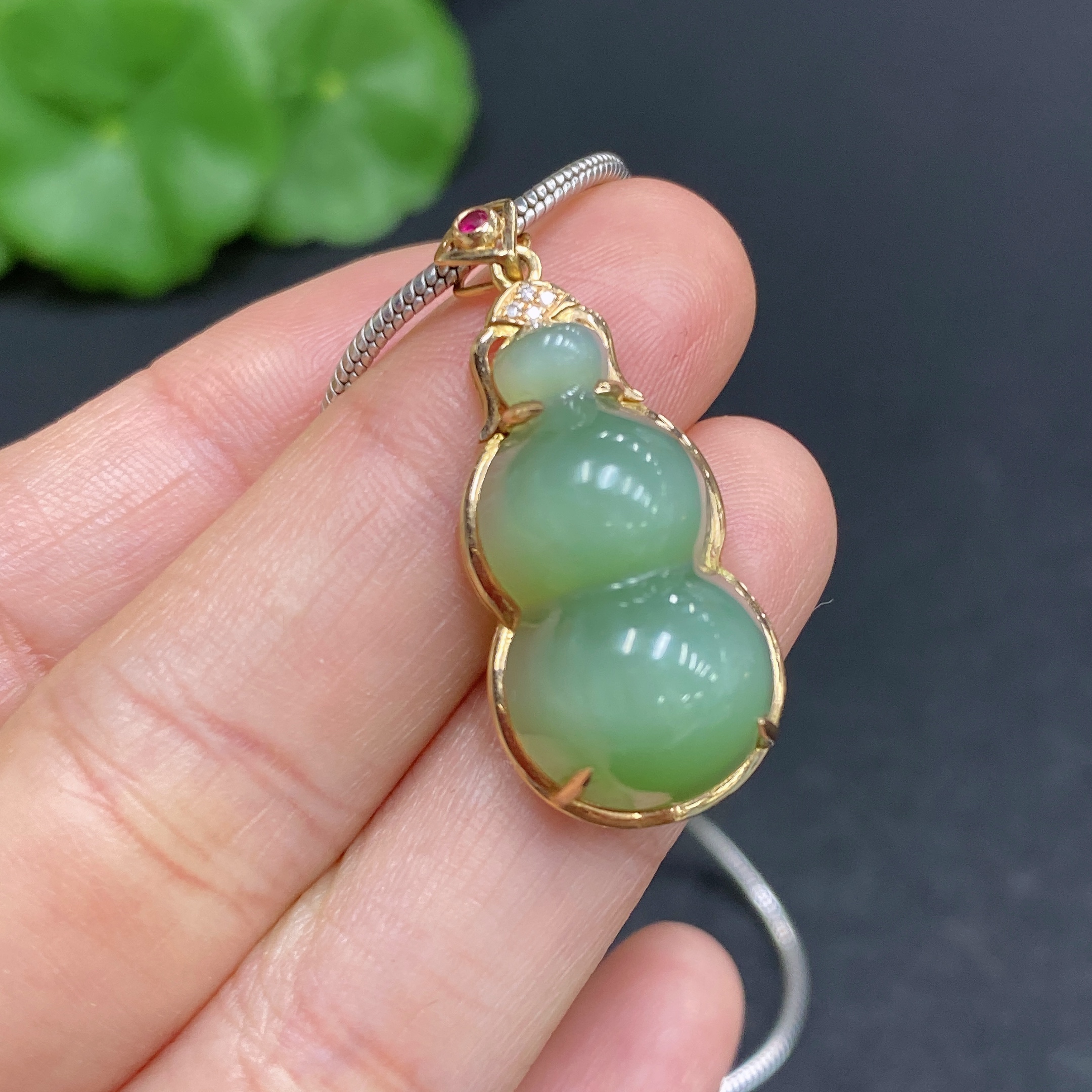 H32812809 Hetian Jade Inlaid Gourd with 18K Gold and Non-Gold Chain (Total Weight Approx. 11.3g, Chain Non-Removable)