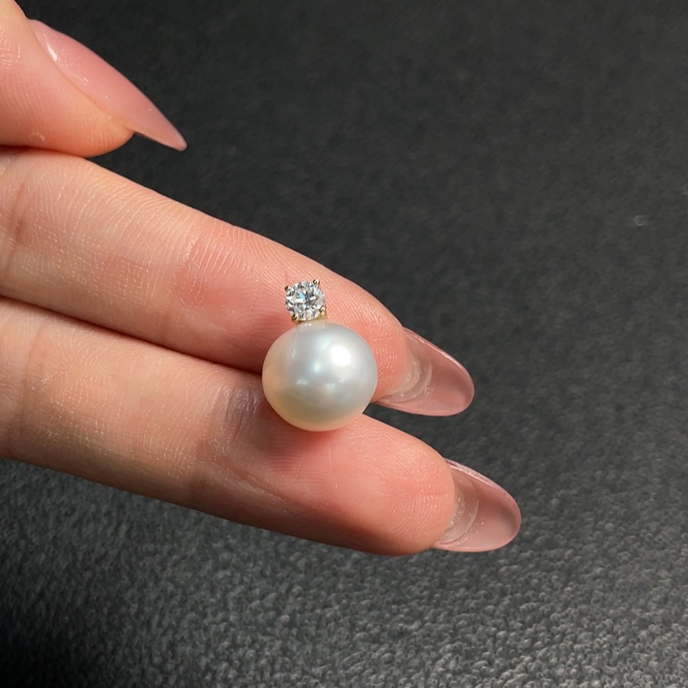 C28303300 Seawater Pearl Pendant in 18K Gold, Approx. 10.9mm, Total Weight About 1.95g