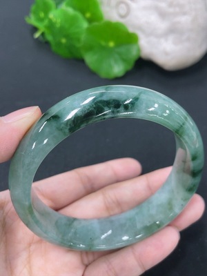 F46567345 翡翠正圈手镯 圈口58mm 货品总约重63.88g