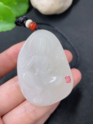 H42020578 和田玉挂件 观音  皮色成因未定 收藏证书    货品总重约（含绳）47.3g