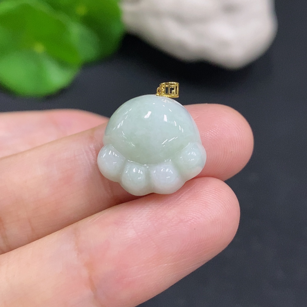 F29316054 Jadeite Pendant with 18K Gold Clasp, Total Weight Approximately 2.9g