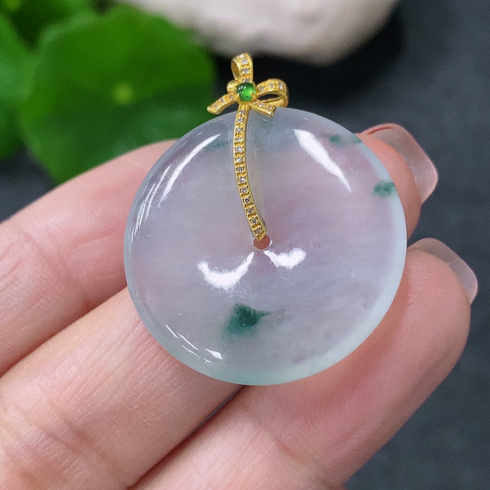 F34043517 Jadeite Peace Knot Pendant with Unmarked Clasp, Surface Gold Content Approximately Au 75%, Set with Diamonds, Total Weight Approximately 4.7g