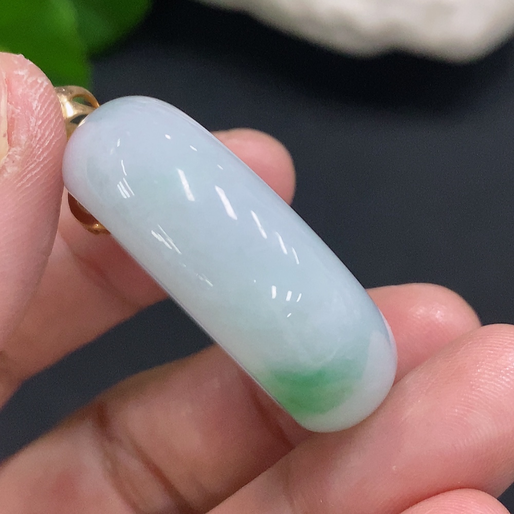 F30568993 Jadeite pendant with 18K gold clasp, total weight approx. 16.2g (set with diamonds)
