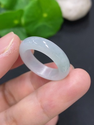 F46594183 翡翠戒圈 货品总重量约4克 圈口15