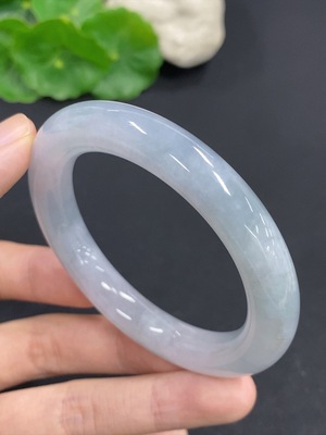 F43164110 翡翠圆条手镯 货品总重量约50.3克 圈口51