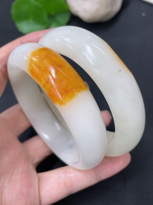 H43185759 和田玉正圈手镯    圈口58.2/58.5    货品总重约167.5g   皮色成因未定    含其他矿物成份