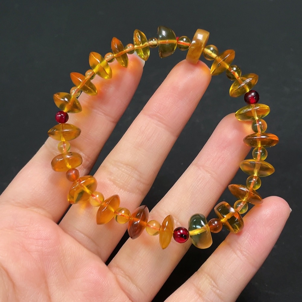 C26983515 Amber and Beeswax Bracelet, Total Weight Approx. 8.26g, Size 4.9-10.9mm