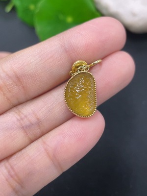 F46566446 翡翠镶嵌吊坠 18k 货品总约重2.27g  颜色成因未定
