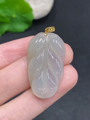 F34968299 Jadeite Leaf Pendant with 18K Gold Clasp, Total Weight Approximately 4.6 Grams