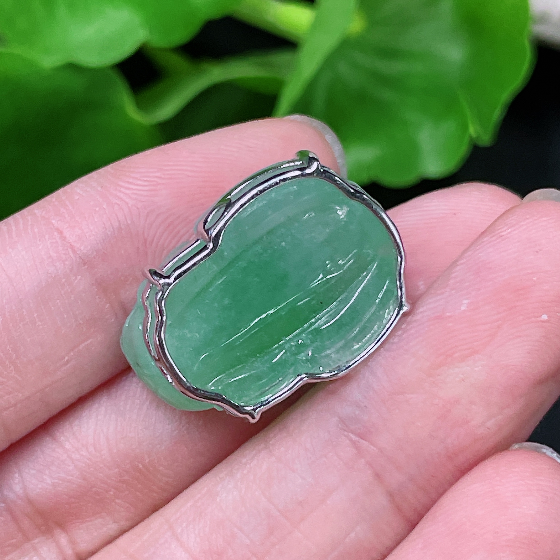 F33944077 Jadeite Pendant with 18K Gold Setting, Total Weight Approx. 5.7g