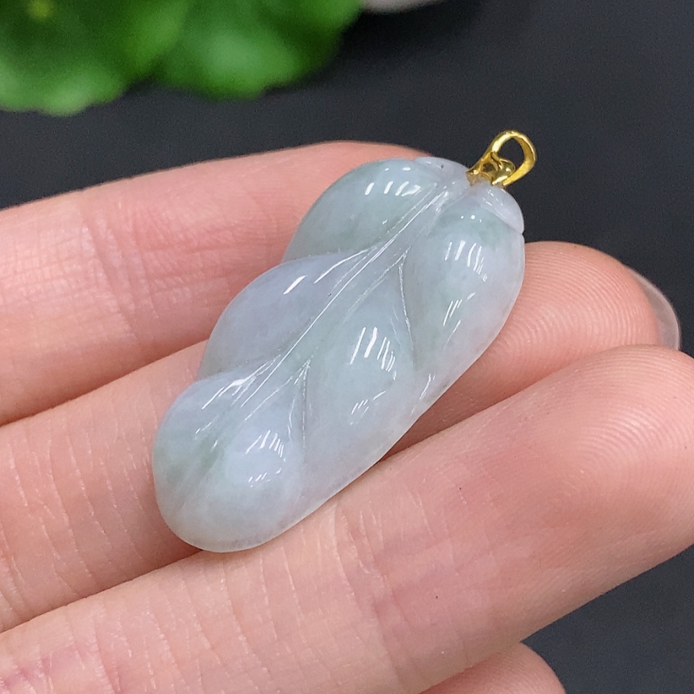 F35079623 Jadeite Leaf Pendant with 18K Gold Clasp, Total Weight Approximately 4.9g