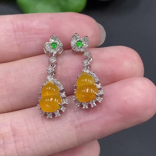 F20212640 Jadeite Gourd Inlaid Earrings 18k Gold Inlaid Total Weight Approx. 3.4g (Color Origin Undetermined)