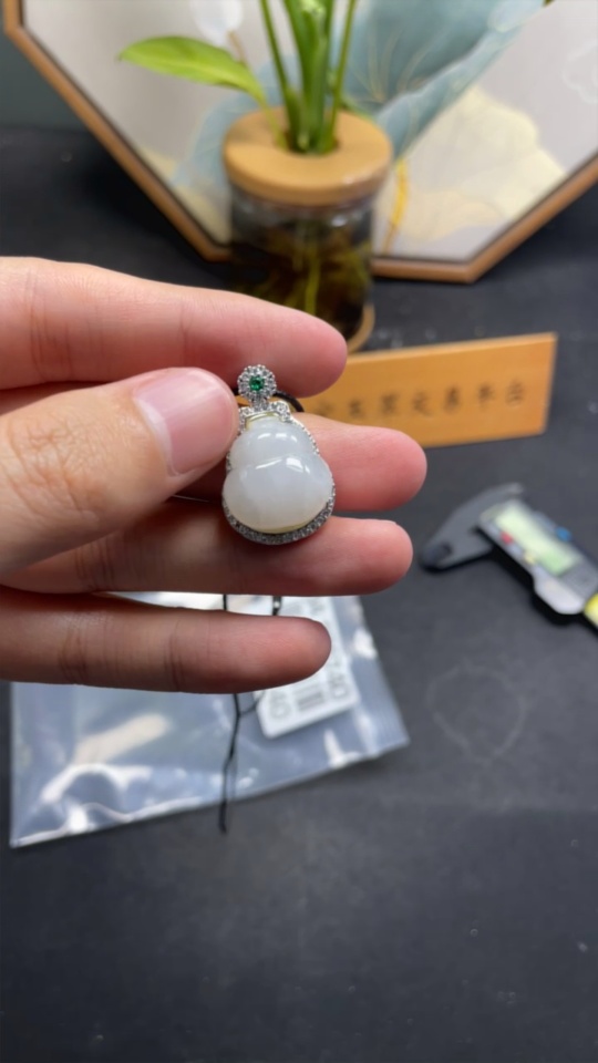 F34976740 Jadeite inlaid gourd pendant non-gold total weight approx. 6.89g including rope