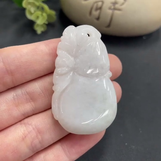 F10123408 Jadeite Pendant Gourd