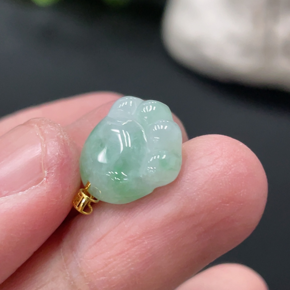 F34076890 Jadeite Pendant with 18K Gold Clasp, Total Weight Approximately 1.26g