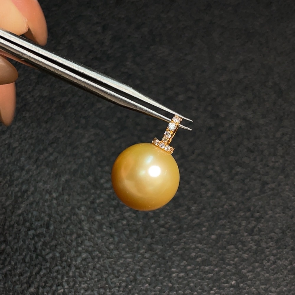 C31657604 Seawater pearl color origin undetermined, non-diamond, 18K gold, total weight approx. 2.39g, size approx. 11.2mm
