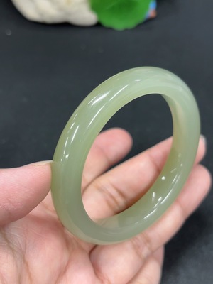 H46488064 和田玉正圈手镯 圈口50.4 货品总重约39.5g