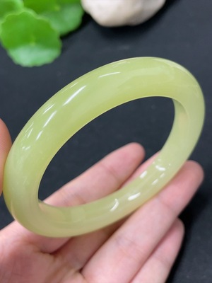 H42956523 和田玉正圈手镯 圈口60      货品总重约59.2g