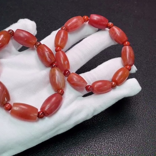 C35091871 Red Agate Bracelet with Visible Organic Matter, Total Weight Approximately 81.46g, Sell as a Lot