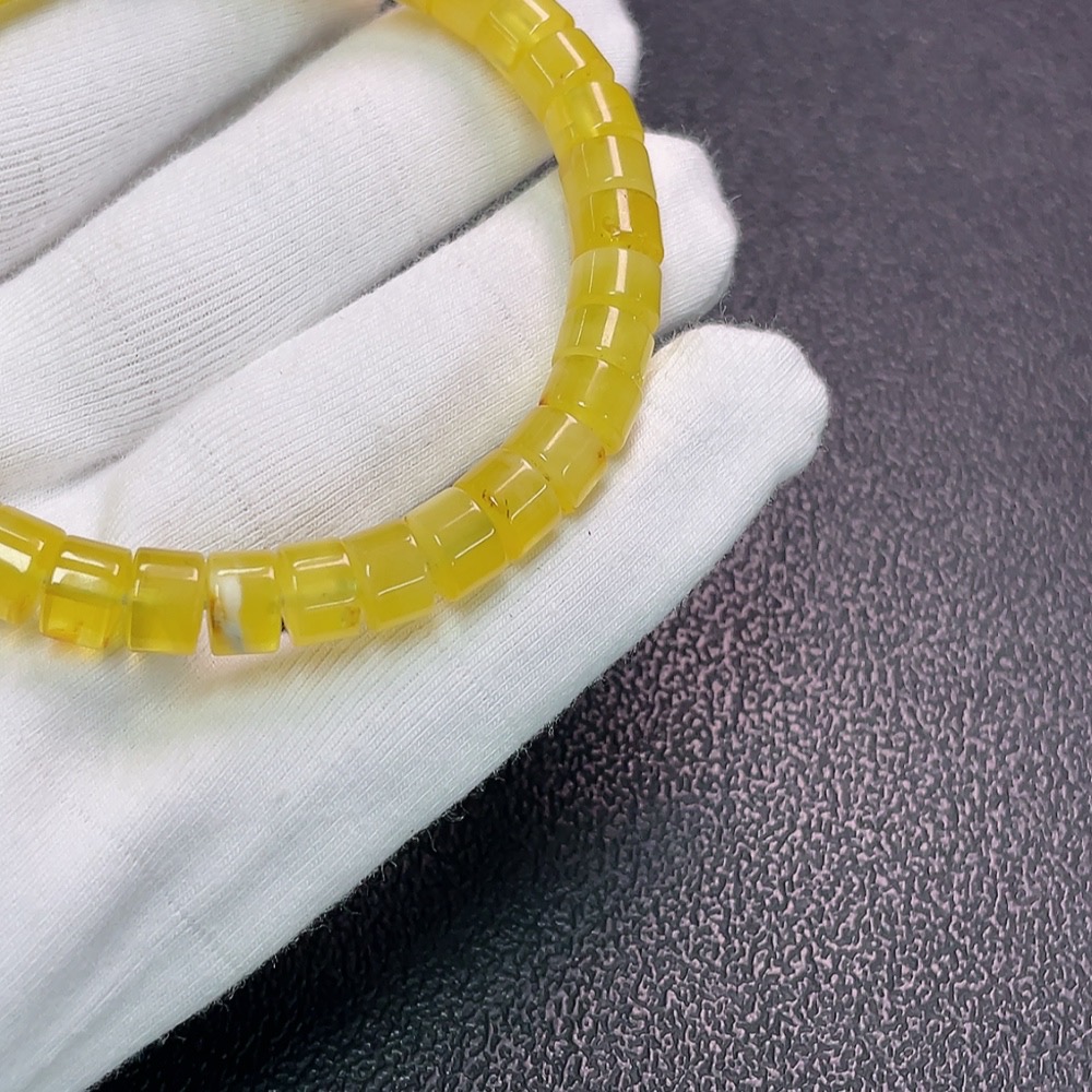 C33852072 Amber Beeswax Bracelet with Non-Natural Accent Stones, Total Weight Approx. 10.31g, Size About 7.6mm