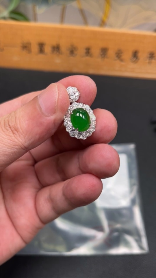 F35091019 Jadeite Cabochon Pendant with 18K Gold Setting, Non-Diamond, Total Weight Approx. 3.7g