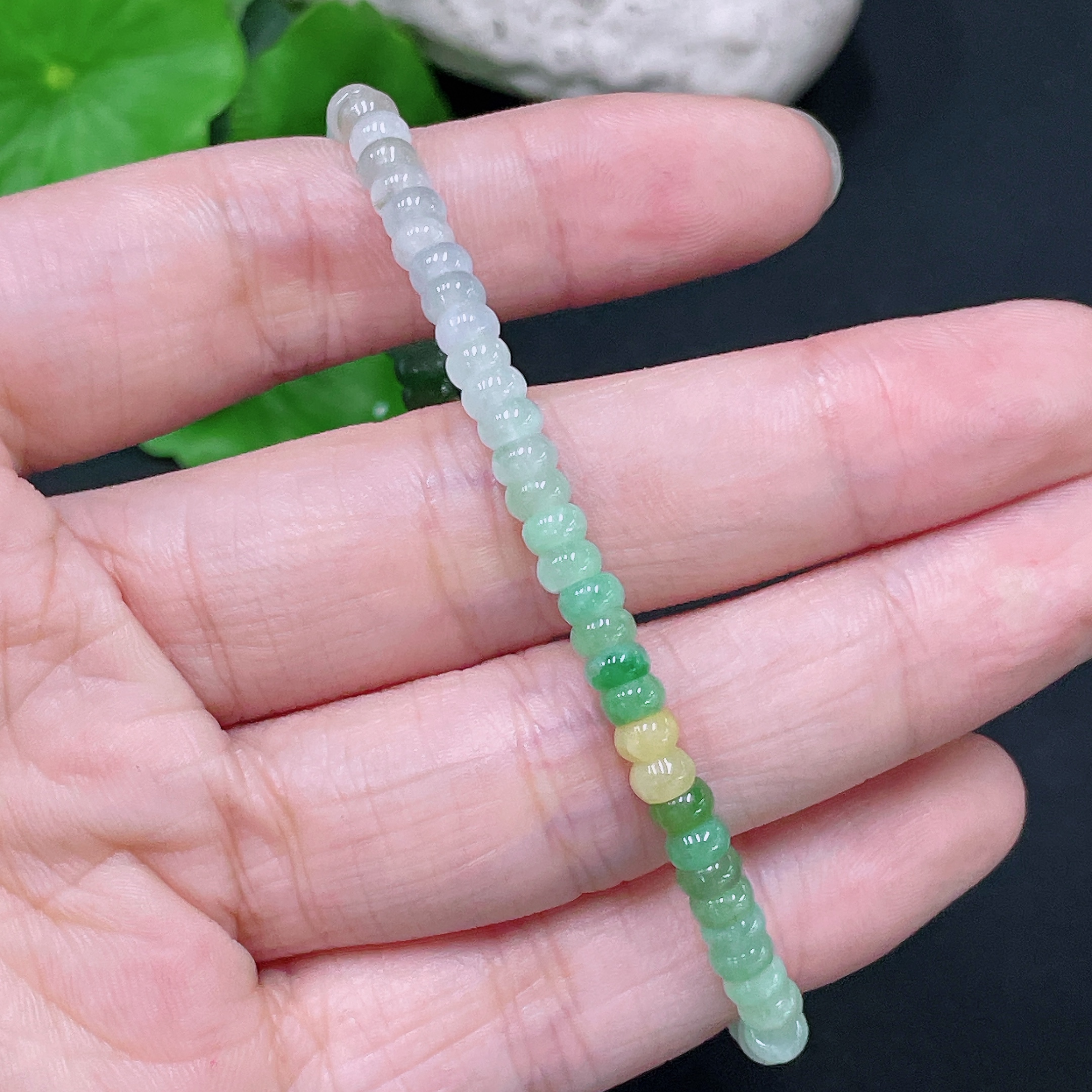 F33866129 Jadeite bracelet, approx. 4.4mm beads, total weight approx. 6.89g, color origin undetermined