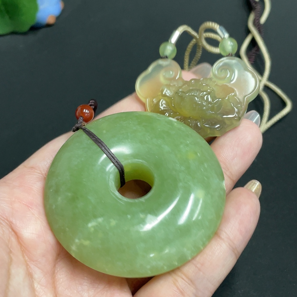 H31659723 Xiuyu (Serpentine Jade) Pendant   Blossoming Wealth   Peace Knot