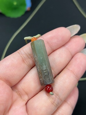 H42979261 和田玉挂件 仿古件 货品总重约[含绳]8g 含其他矿物成分