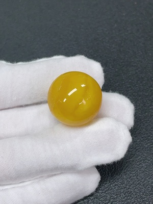 C43111911 琥珀蜜蜡单珠  局部可见修补  货品总重约6.08克  卡22.2mm左右