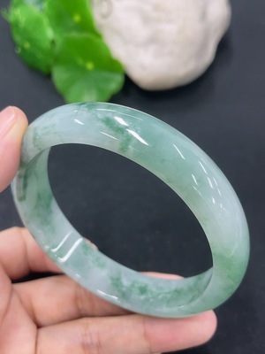 F46569036 翡翠正圈手镯 圈口58.3mm 货品总约重51.73g