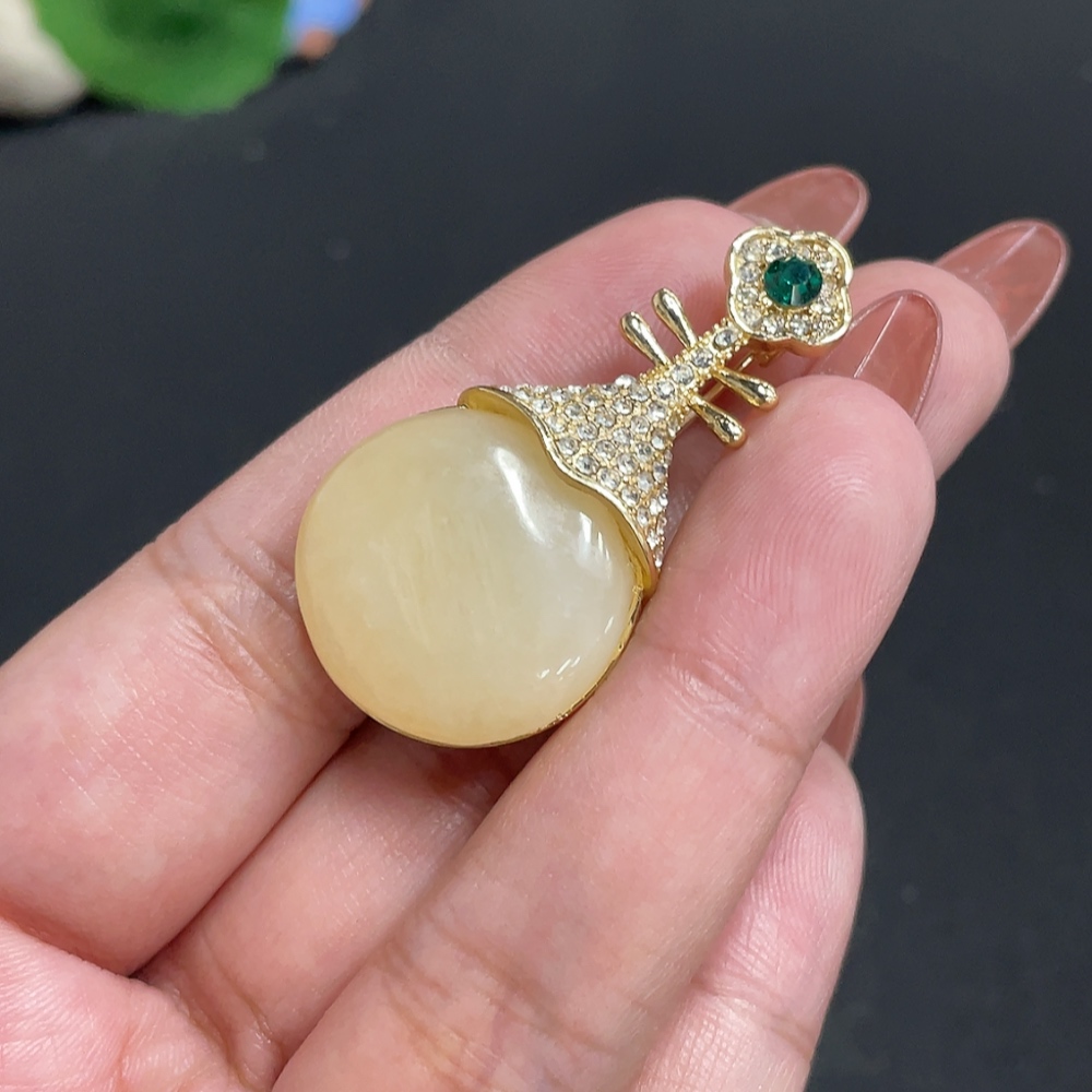 H34010733 Hetian Jade Inlaid Brooch