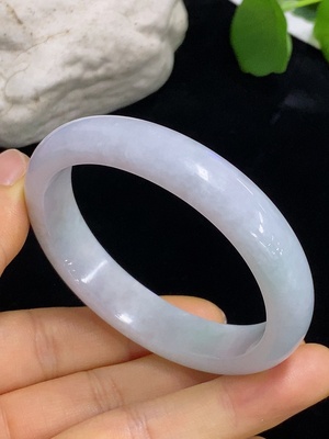 F46482046 翡翠贵妃手镯   货品总重约38.5g  圈口52.7/48
