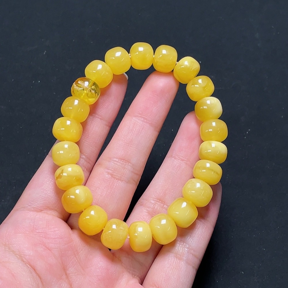 C31665658 Amber and Beeswax Bracelet, Total Weight Approximately 16.04g, Bead Size About 10.9mm