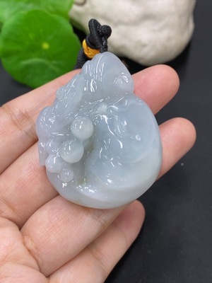 F43137567 翡翠钱袋子挂件 货品总重量约44克（含绳重）大师收藏证