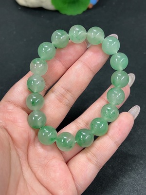 H41922416 非洲翠(独龙玉)手串 卡11.9mm左右 货品总重约40g