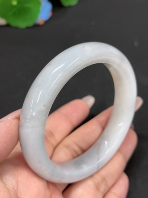 H46587251 和田玉正圈手镯 圈口58 货品总重约63g 含其他矿物成分