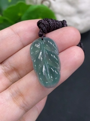 F34022926 Jadeite leaf pendant, total weight including cord approximately 4.1g