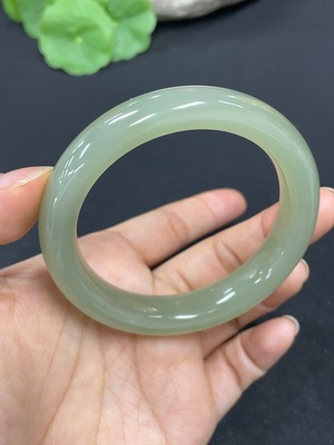 H41909137 和田玉正圈手镯 圈口54        货品总重约52.7g