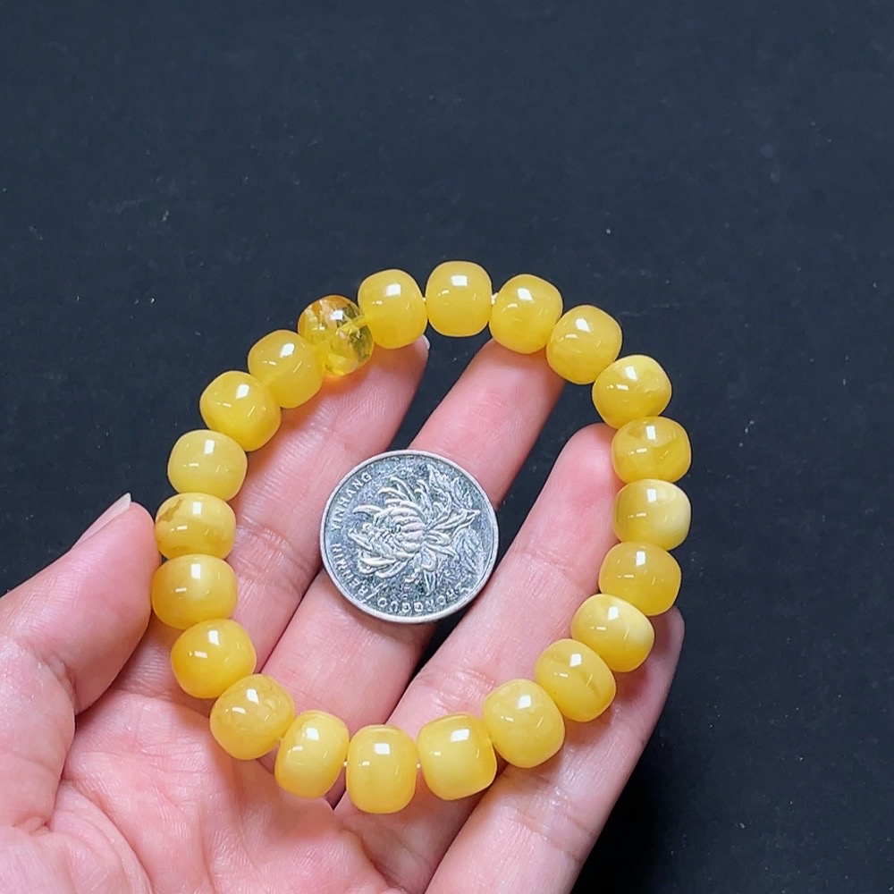 C31665658 Amber and Beeswax Bracelet, Total Weight Approximately 16.04g, Bead Size About 10.9mm