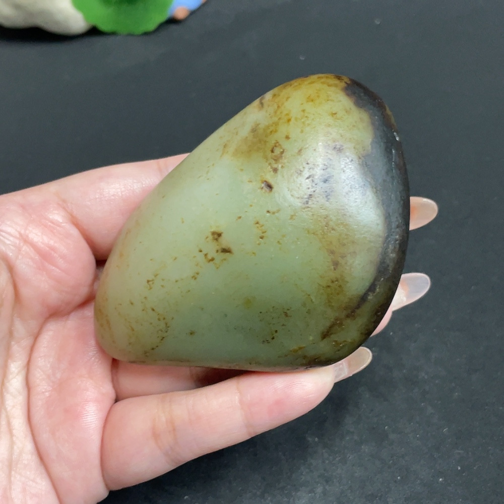 H32804534 Hetian Jade containing other mineral components with undetermined skin color cause, total weight about 221.4g