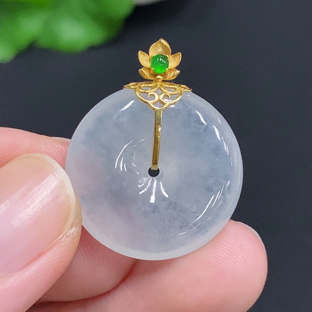 F30554926 Jadeite Safety Pendant with 18K Gold Clasp, Total Weight Approx. 5.56g