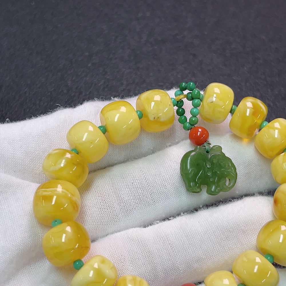 C34007396 Amber Beeswax Bracelet with Hetian Jade + Red Agate (Non-natural stones considered, total weight approx. 16.12g, size about 11.6mm)