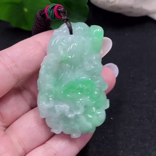 F33900300 Jadeite cabbage pendant Total weight about 48.7g (including rope weight)