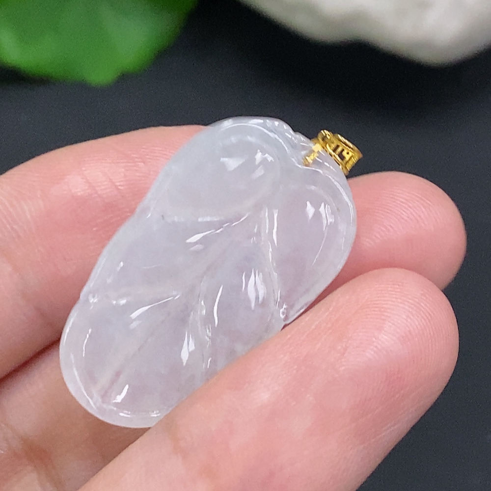 F34049829 Jadeite Leaf Pendant with 18K Gold Clasp, Total Weight Approximately 3.2g