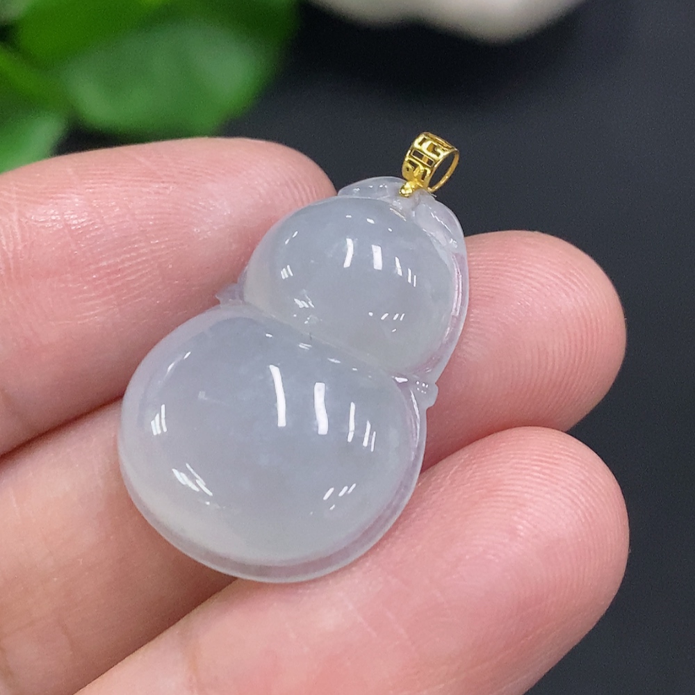 F34023635 Jadeite Gourd Pendant with 18K Gold Clasp, Total Weight Approximately 4.1g