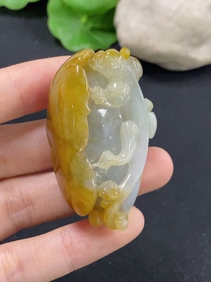 F46519988 翡翠挂件 货品总约重54.7g 颜色成因未定