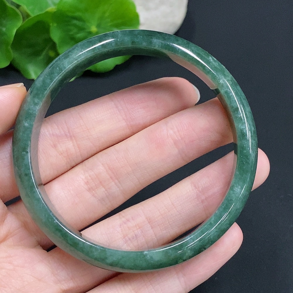 F30542980 Jadeite Round Bangle (Total Weight: Approx. 39.8g, Inner Diameter: 58)